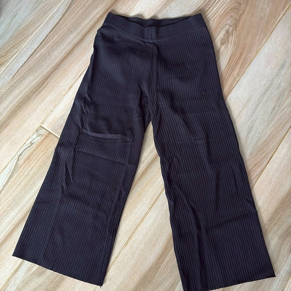 Wide leg knit lounge pants. US 8/10
